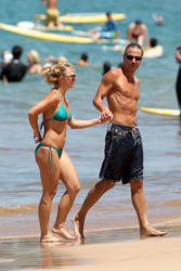 Britney Spears in bikini with pokies on the beach in Maui - Hot Celebs Home