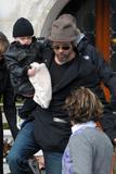 th_11039_Celebutopia_AngelinaJolieandBradPittboardacanalboatinVenicewiththeirtwins_01_122_111lo.jpg