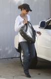 th_32159_Halle_Berry_2009-03-10_-_visits_a_friend_in_the_Hollywood_4228_122_114lo.jpg