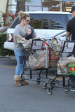 th_09571_Preppie_Hilary_Duff_grocery_shopping_24_122_115lo.jpg