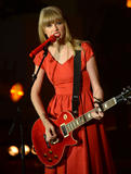 th_49930_Preppie_Taylor_Swift_turns_on_the_Westfield_Christmas_Lights_99_122_136lo.jpg
