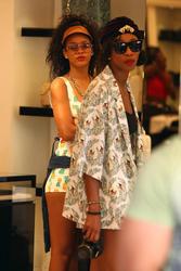 th_558286907_RihannaoutforshoppinginPortoCervo17.7.2012_57_122_233lo.jpg
