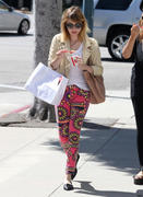 th_657241821_EmmaRoberts07062012EatingIceCreaminBeverlyHills30_122_253lo.jpg