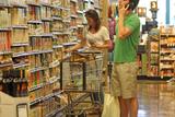 th_77588_Tikipeter_Emily_Blunt_grocery_shopping_001_123_335lo.jpg