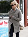 th_46412_celebrity_paradise.com_TheElder_ReeseWitherspoon2011_03_23_atBrentwoodCountryMart9_122_43lo.JPG