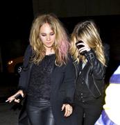 th_906298457_Tikipeter_Emma_Roberts_and_Juno_Temple_001_122_43lo.jpg