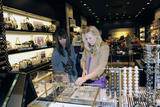 th_26849_KristenBell_shops_at_Henri_Bendel_03_122_50lo.jpg