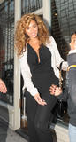 th_75272_celebrity_paradise.com_TheElder_Beyonce2010_07_06_shopping23_122_540lo.jpg