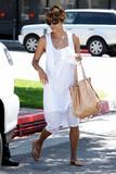th_29556_Celebutopia-Halle_Berry_outing_with_her_daughter_in_Santa_Monica-13_122_546lo.JPG