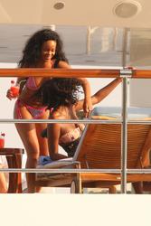 th_605528112_RihannaonheryachtinSaintJeandeLuz27.7.2012_110_122_590lo.jpg