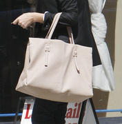 th_47330_celebrity_paradise.com_Charlize_Theron_goes_to_the_nail_salon_in_LA_05.04.2010_06_123_65lo.jpg