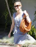th_45357_celebrity_paradise.com_ReeseWitherspoon2011_04_14_leavesafriendshouseinBrentwoodTheElder_4_122_66lo.jpg