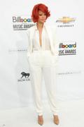 th_148360503_Rihanna2011BillboardMusicAwardsArrival22.5.2011_12_122_91lo.jpg
