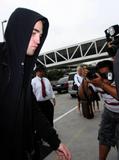 http://img228.imagevenue.com/loc142/th_27029_Robert_Pattinson_2009-06-01_-_Arrives_at_LAX_4155_122_142lo.jpg