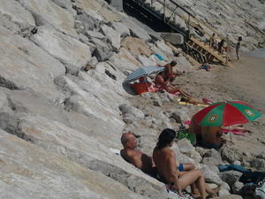 donna sulla spiaggia facendo topless 2013m3e7ighuv7.jpg